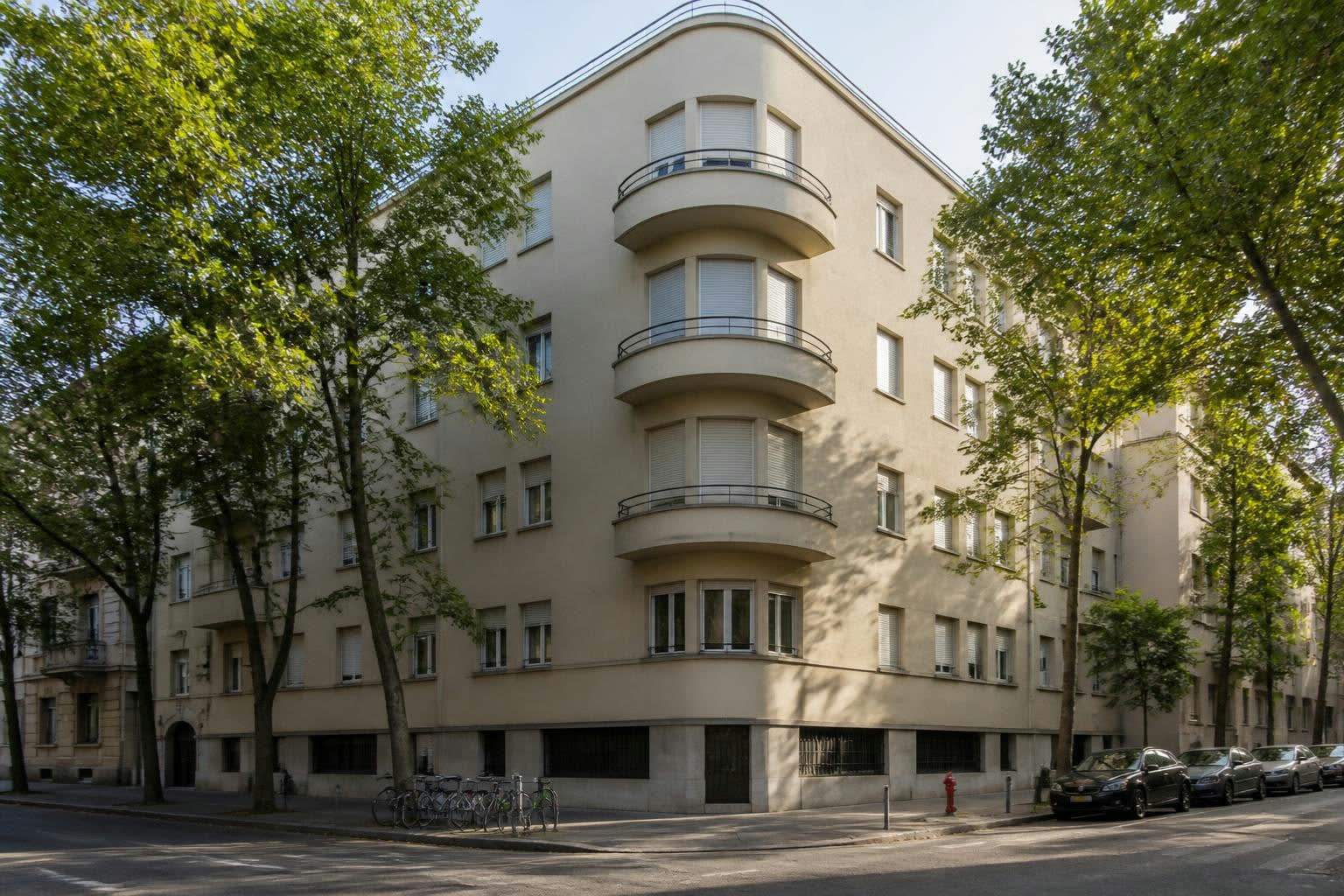 Újlipótvárosi Bauhaus bérház lekerekített erkélyekkel