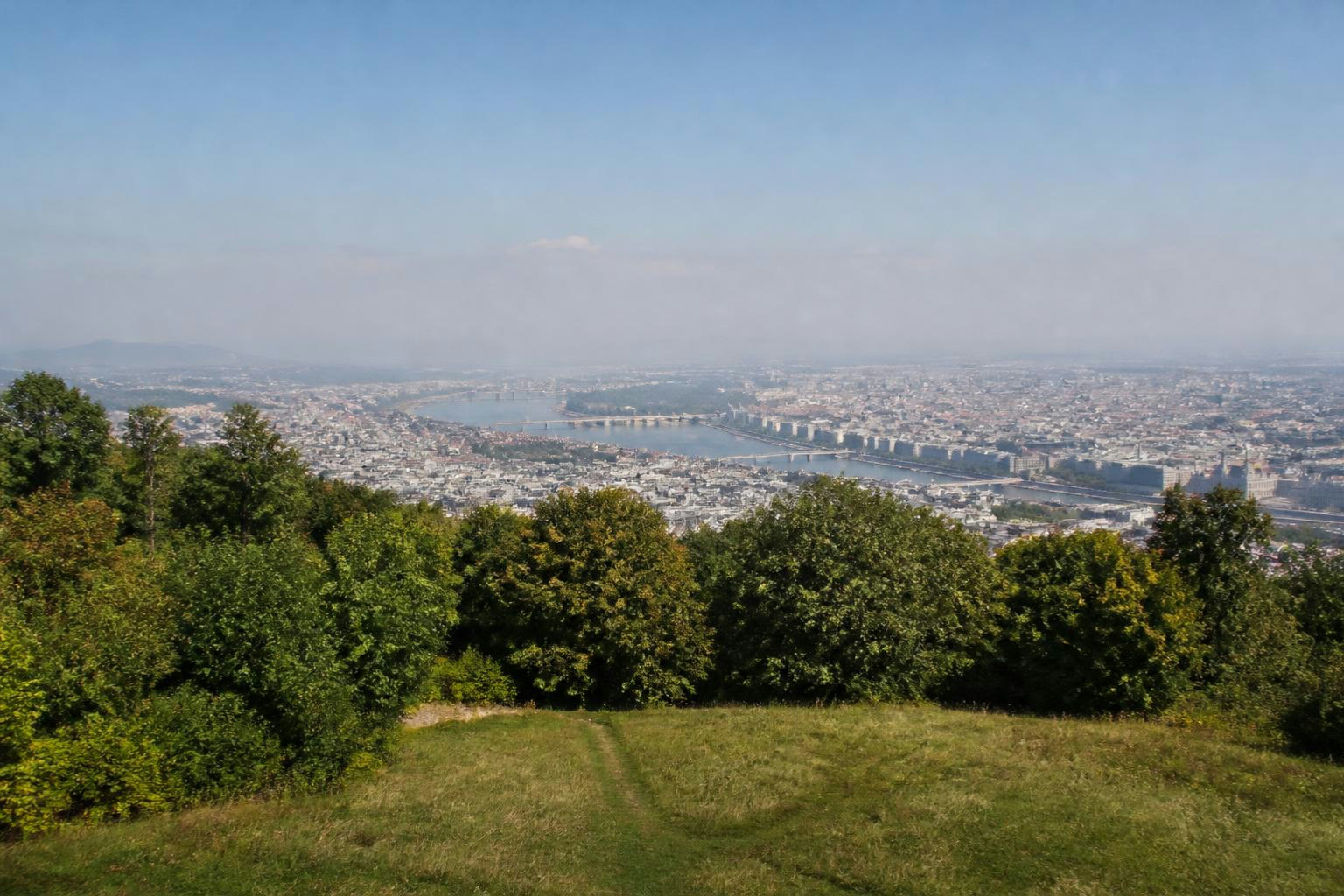 Kilátás a budai hegyekből a városra, reggel