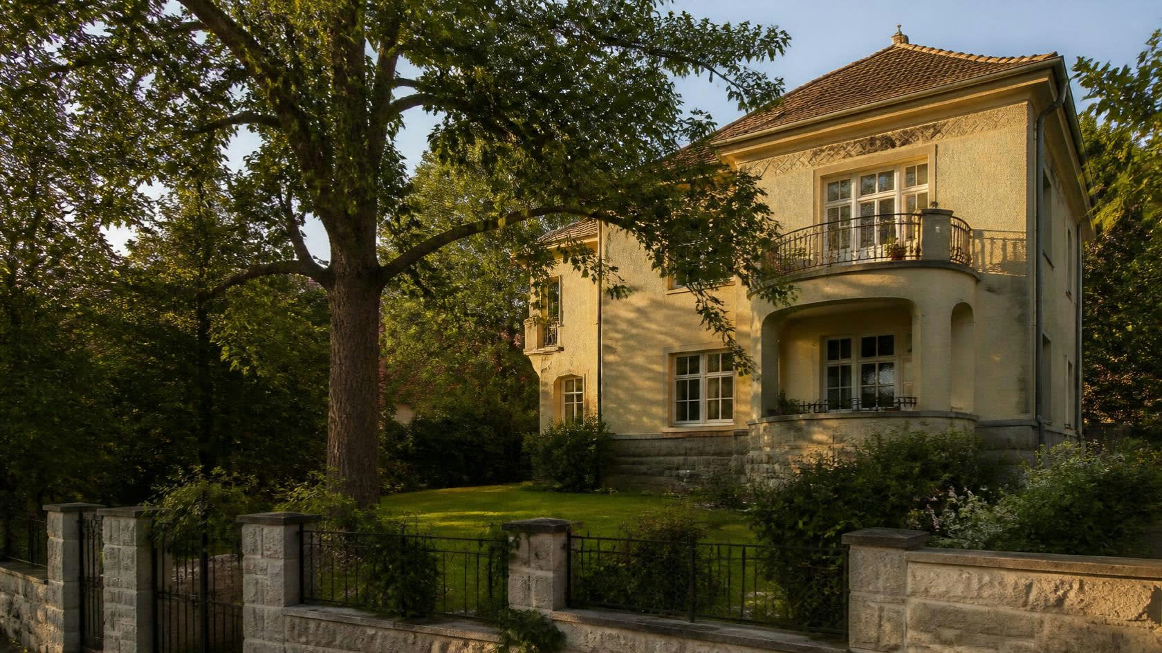 Pasaréti villa kerttel, délutáni fényben