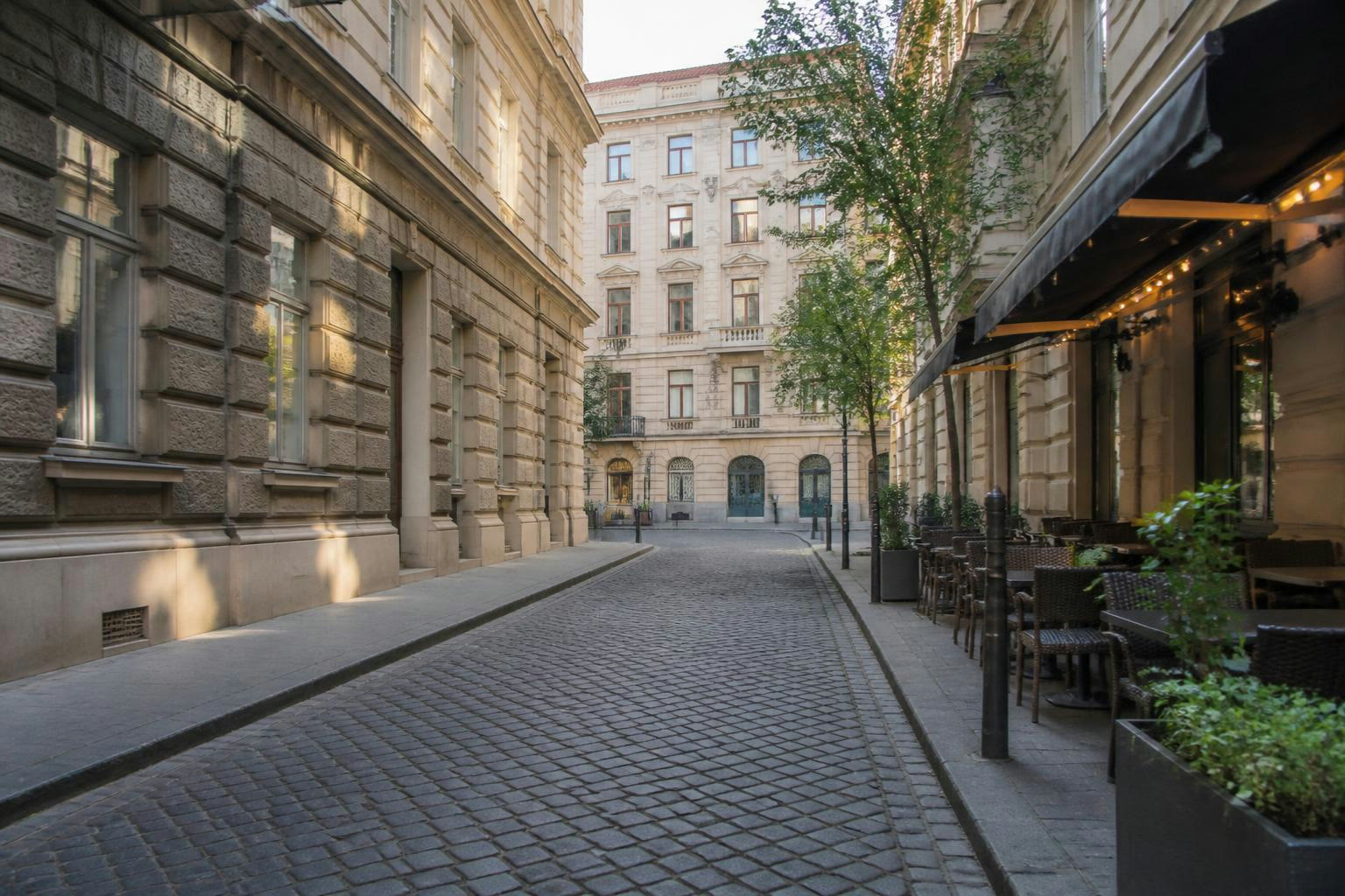 Csendes belvárosi utca kávézóval az V. kerületben