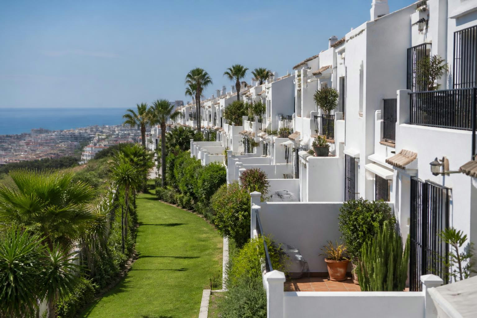 Tengerre néző sorházak Benalmádena domboldalán