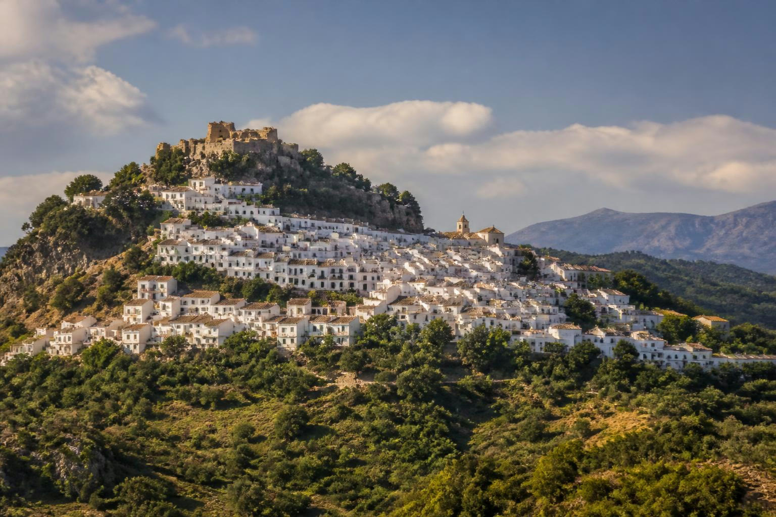 Casares fehér faluja a hegytetőn