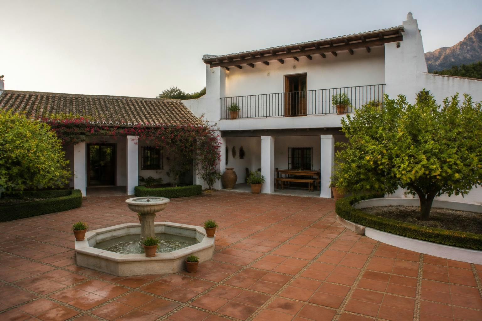 Andalúz cortijo szökőkutas udvarral