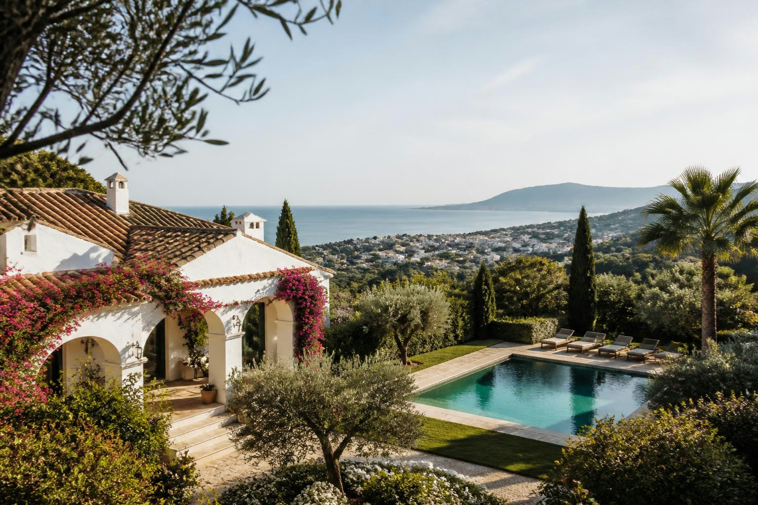 Andalúz villa medencével az esteponai dombokon