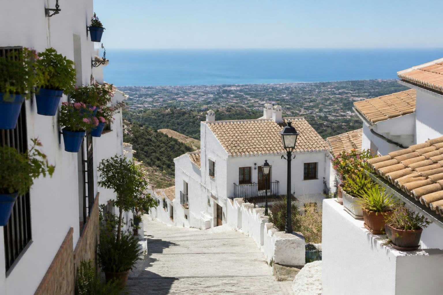 Mijas Pueblo fehér házai a domboldalon