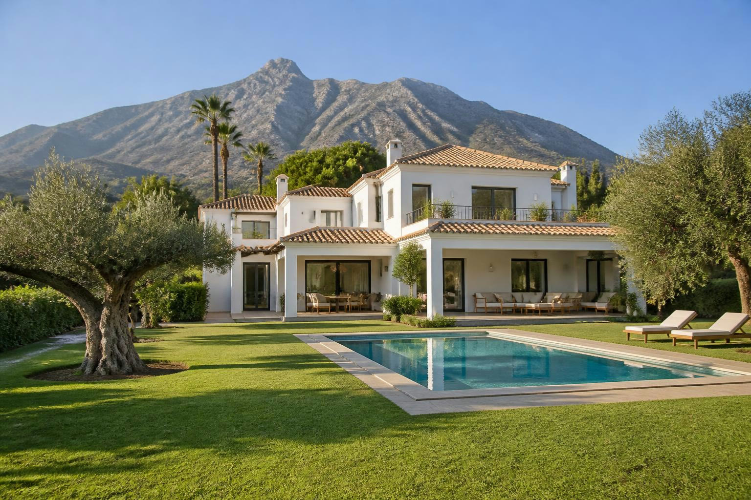Családi villa medencével Nueva Andalucíában, a La Concha hegy alatt