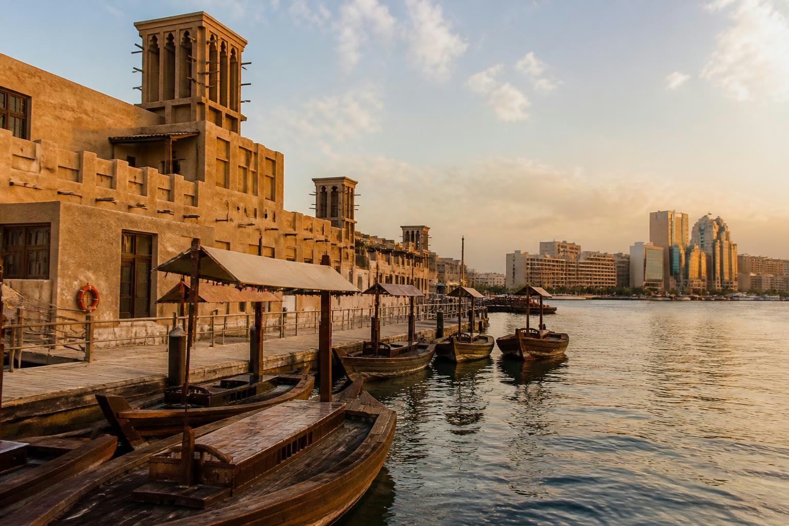 Az Al Seef negyed szélfogó tornyos házai a Dubai Creek partján
