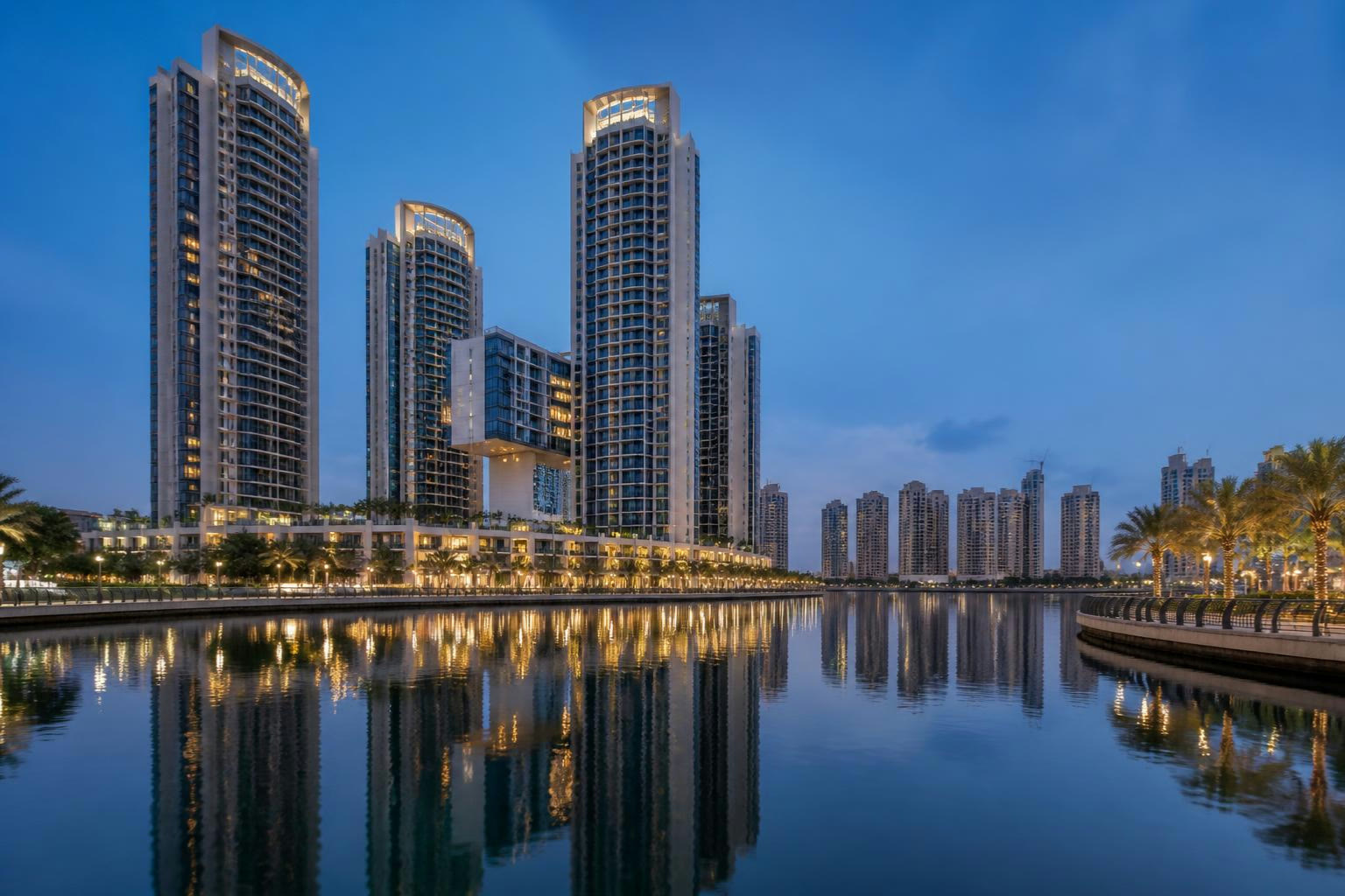 Dubai Creek Harbour lakótornyai a víz tükrében, alkonyatkor
