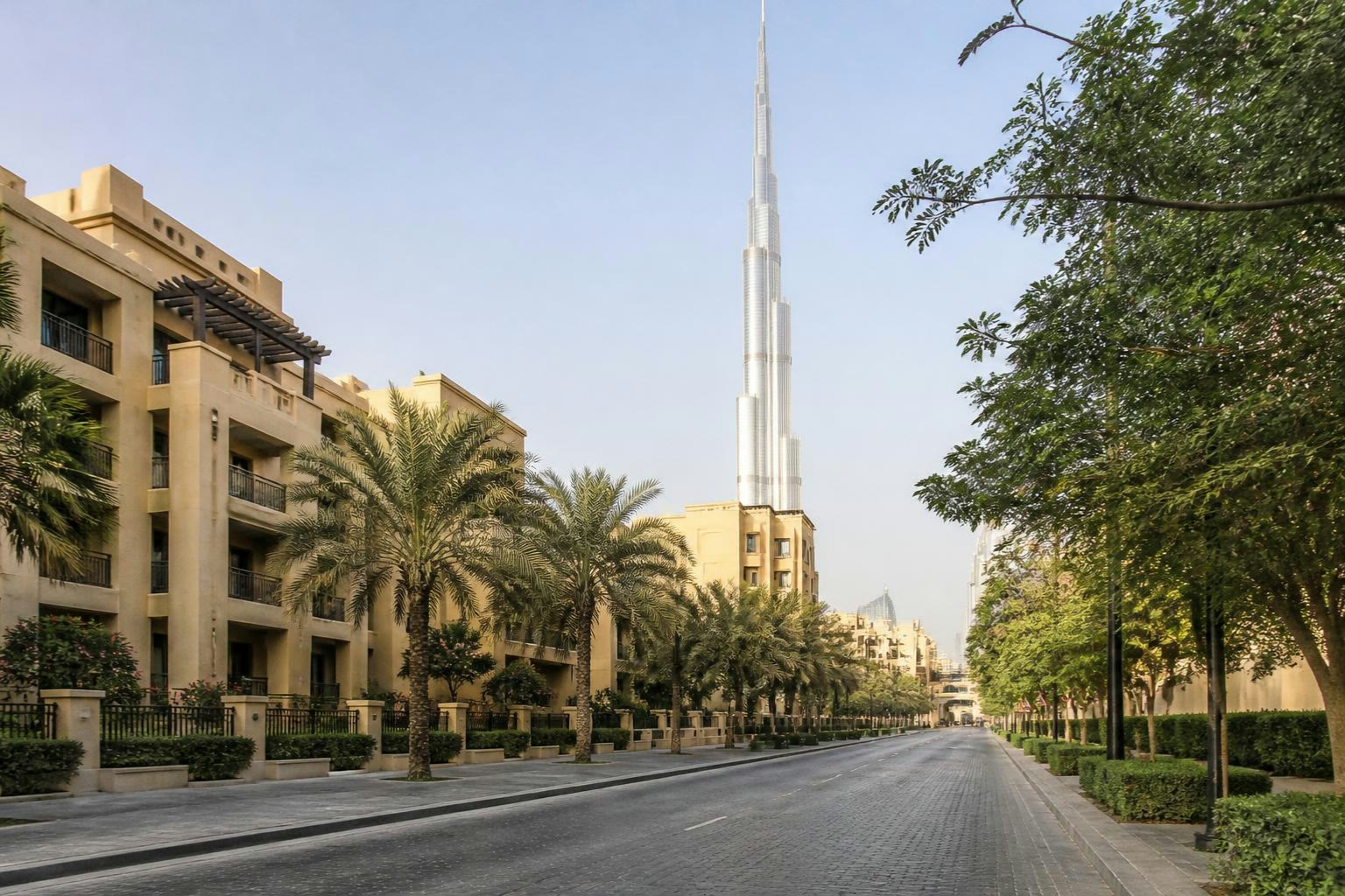 Downtown Dubai sugárútja a Burj Khalifával, reggel