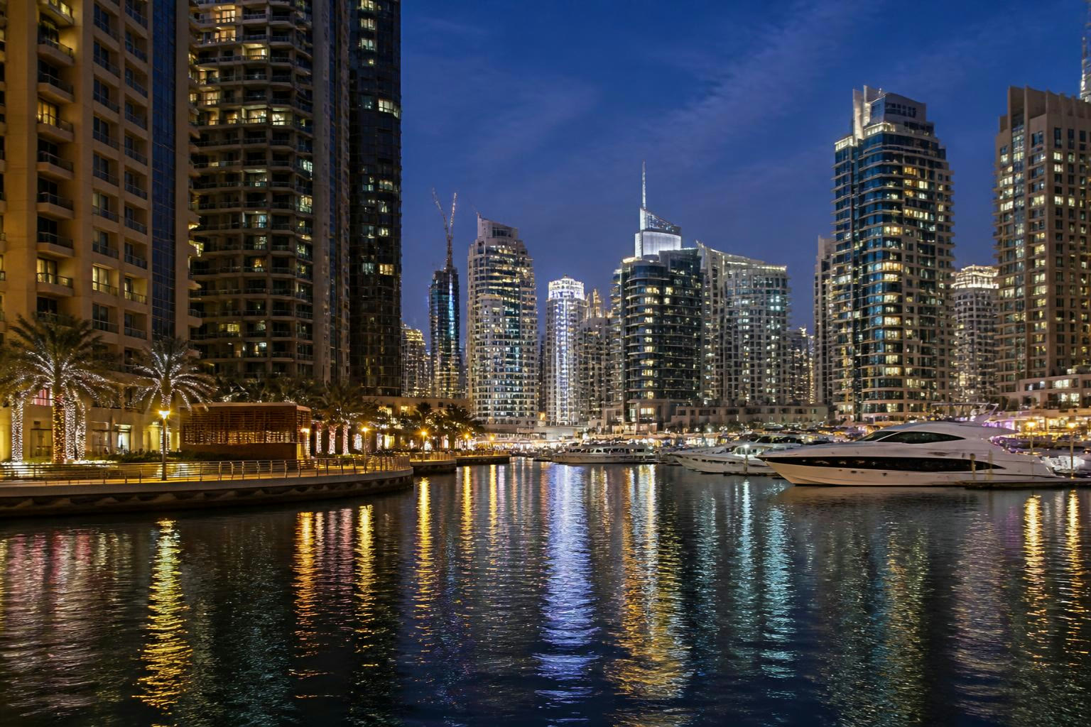 A Dubai Marina csatornája és tornyai kék órában